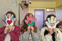 Μιλάμε, ακούμε, σεβόμαστε. Σπάμε τη σιωπή