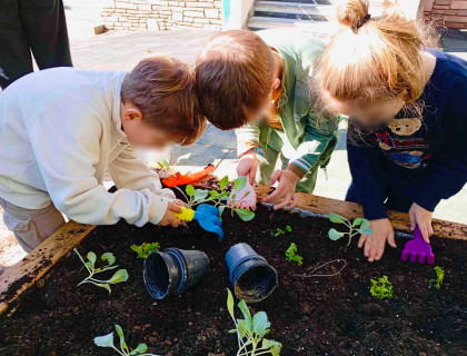 Οι μικροί κηπουροί ομορφαίνουν το Σχολείο μας&#33;