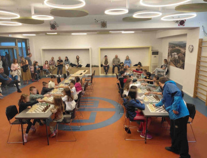 Η πρώτη παρτίδα σκάκι παίχτηκε