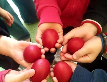 Το Νηπιαγωγείο μας βάφει αυγουλάκια και πλάθει κουλουράκια&#33;