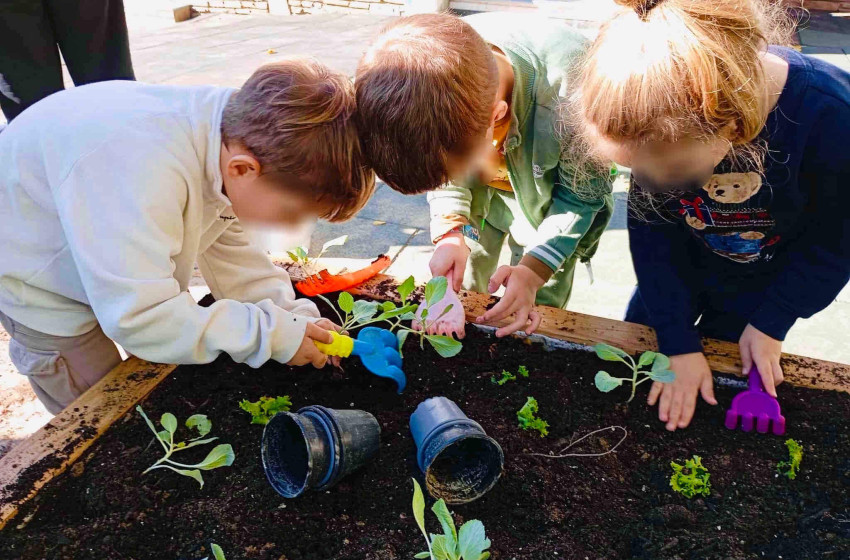 Οι μικροί κηπουροί ομορφαίνουν το Σχολείο μας&#33;
