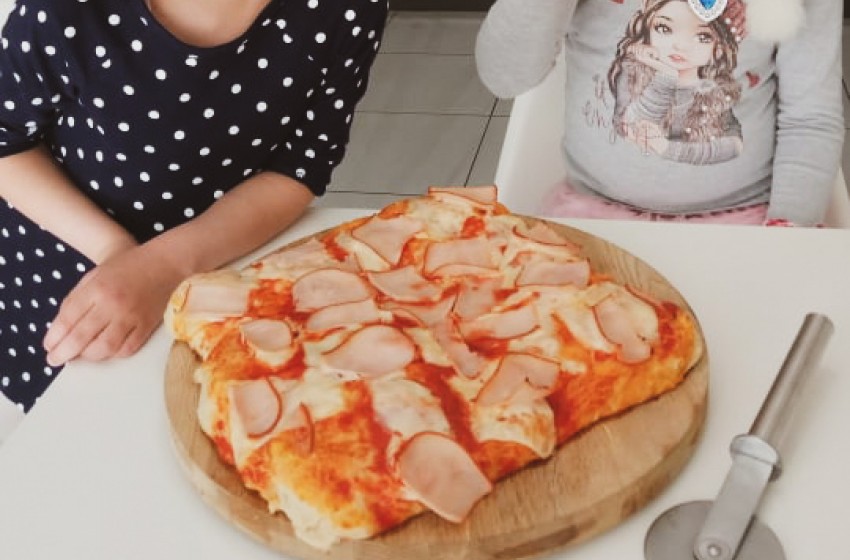 Μια υπέροχη ιταλική πίτσα με φρέσκα υλικά